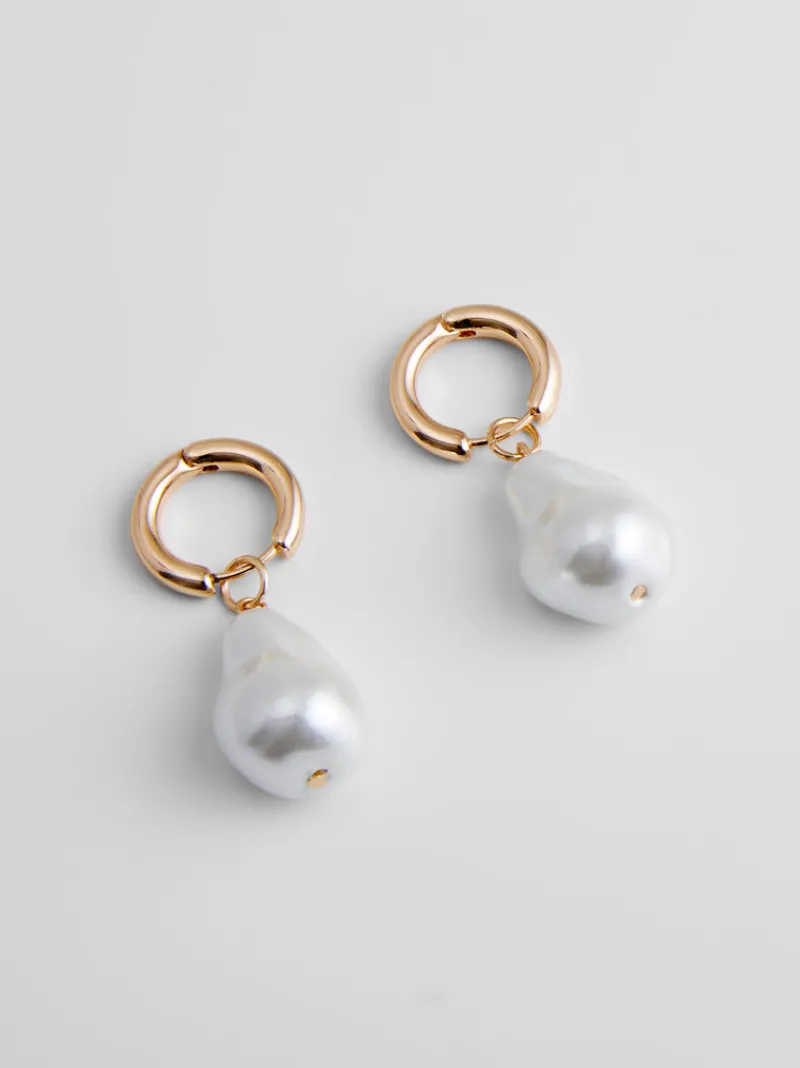 FRENCH CONNECTION Jewellery<Irregular Faux Pearl Huggie Hoop Earrings Pearl/Gold/Diamente
